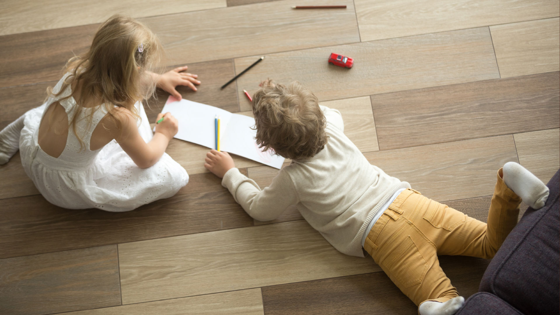 Urban Fußbodenverlegung Leistungen Spielende Kinder auf Holzparkett
