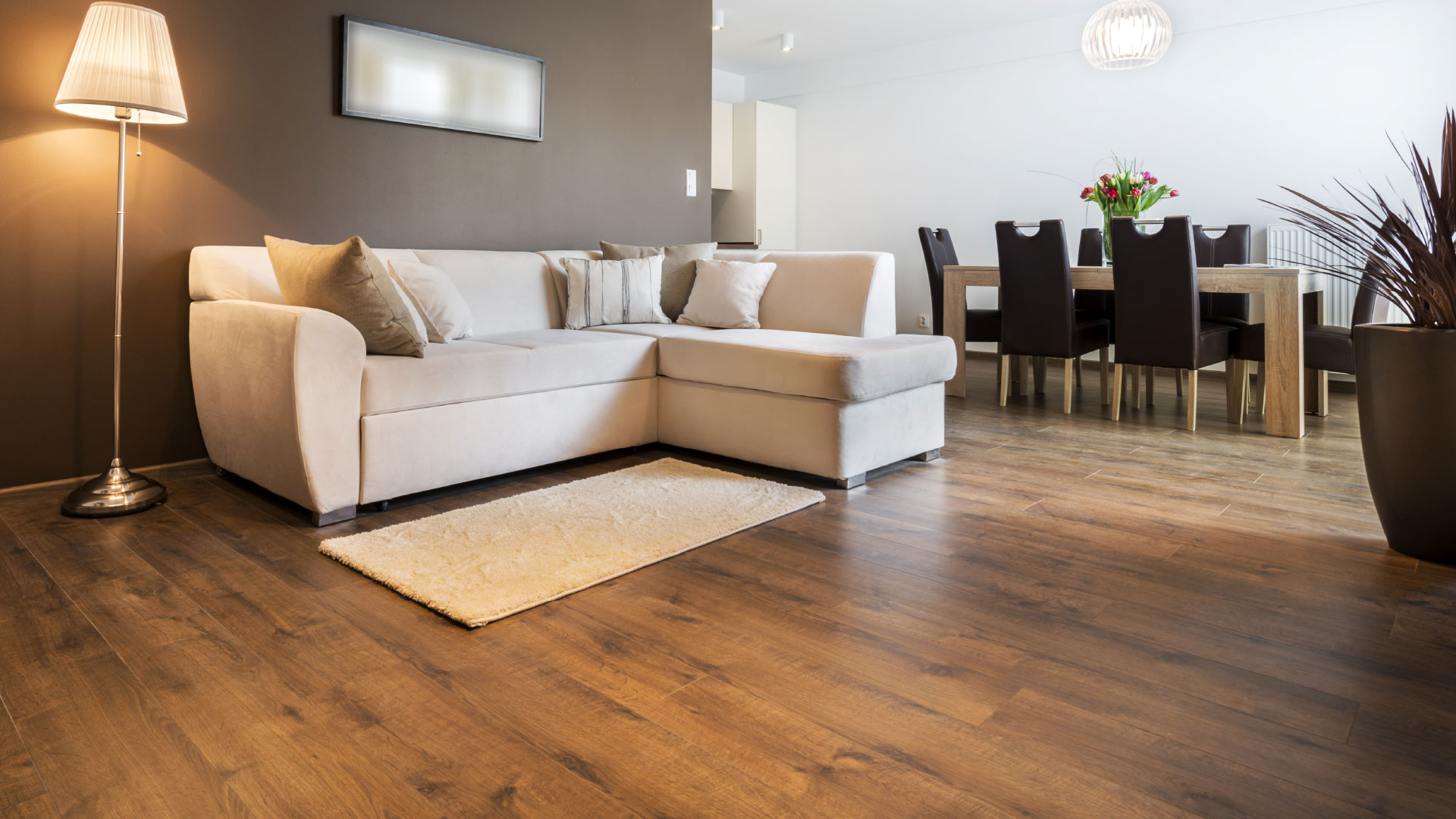 Wohnzimmer mit schönem Holzboden